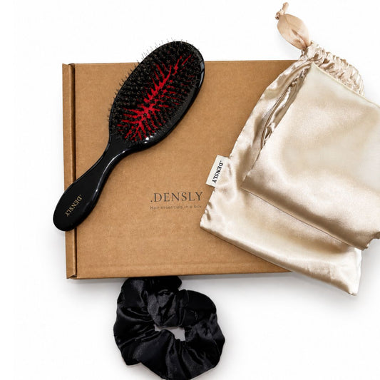 Accessoires cheveux DENSLY pour la rétention des longueurs : brosse en poils de sanglier, taie satin et scrunchie.