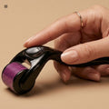 Holly Roller : Dermaroller en titane pour cuir chevelu