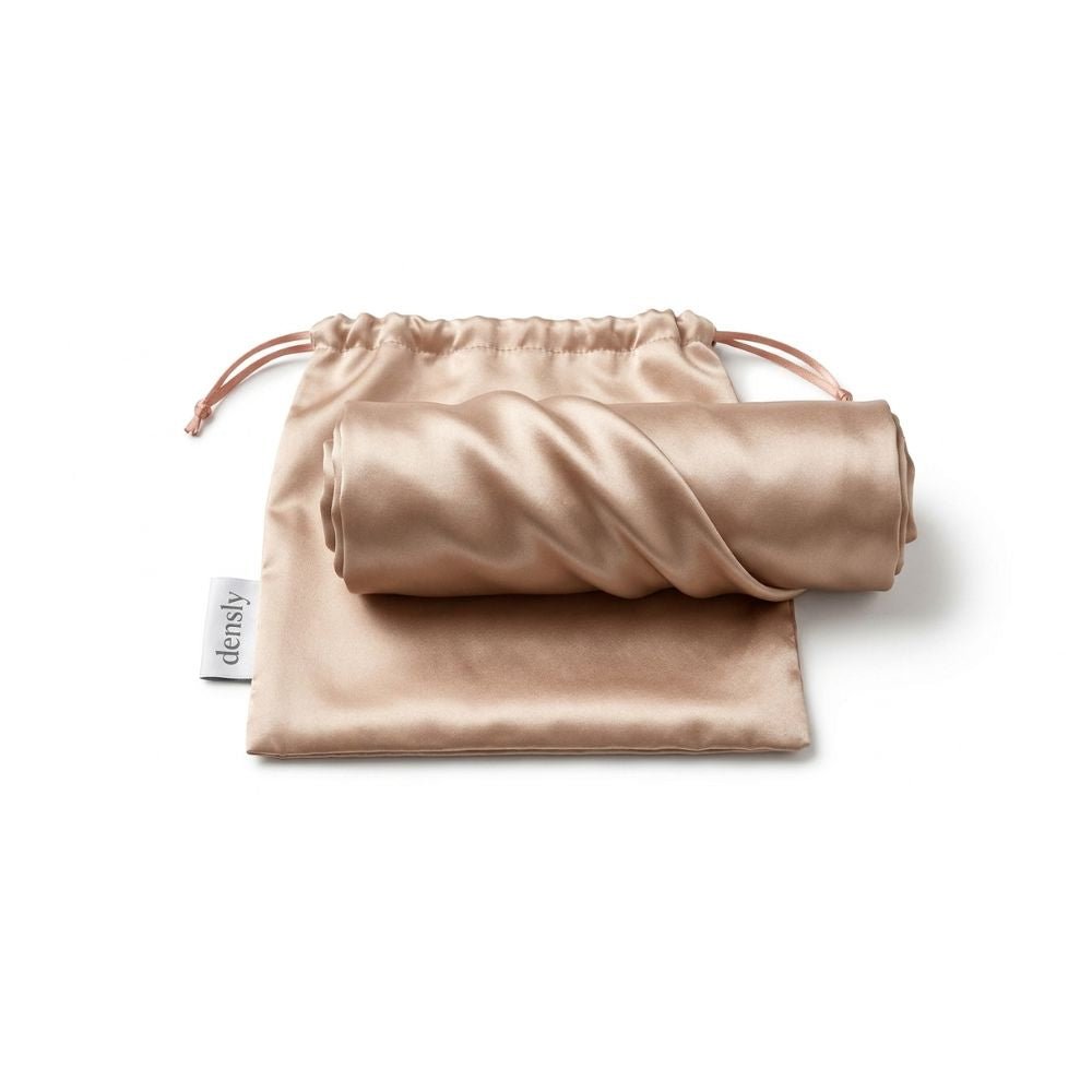 Taie d'oreiller en satin DENSLY avec sa pochette de rangement, idéale pour protéger les cheveux et l'emporter en voyage.