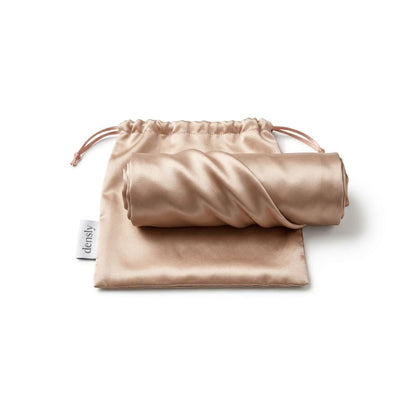 Taie d'oreiller en satin DENSLY avec sa pochette de rangement, idéale pour protéger les cheveux et l'emporter en voyage.