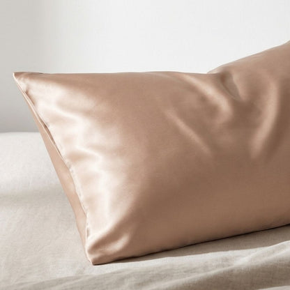 Taie d'oreiller en satin DENSLY qui réduit les frottements et aide à prévenir la casse des cheveux.