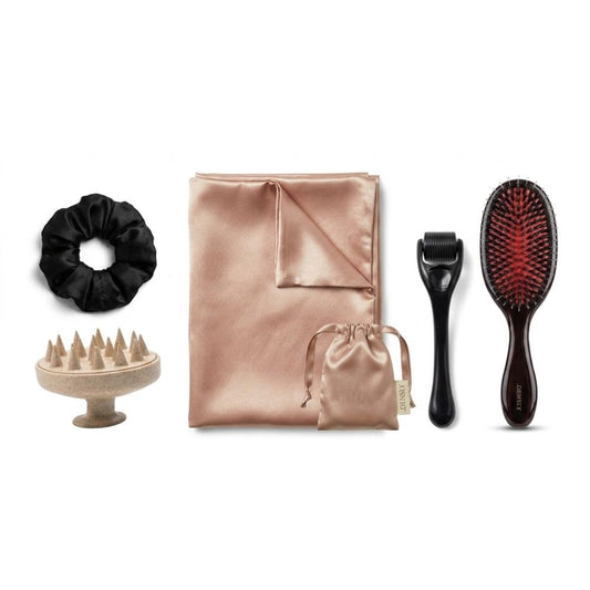 Kit cheveux longs et accessoires pousse de cheveux et protection des longueurs Densly. Brosse massante, chouchou satin, taie oreiller satin, brosse cheveux fins en poils de sanglier, derma roller cuir chevelu. Fond blanc.
