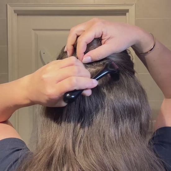 Geste pour stimuler la pousse des cheveux : video tutorial comment utiliser un dermaroller en titane aiguilles 0.5 mm de la marque Densly