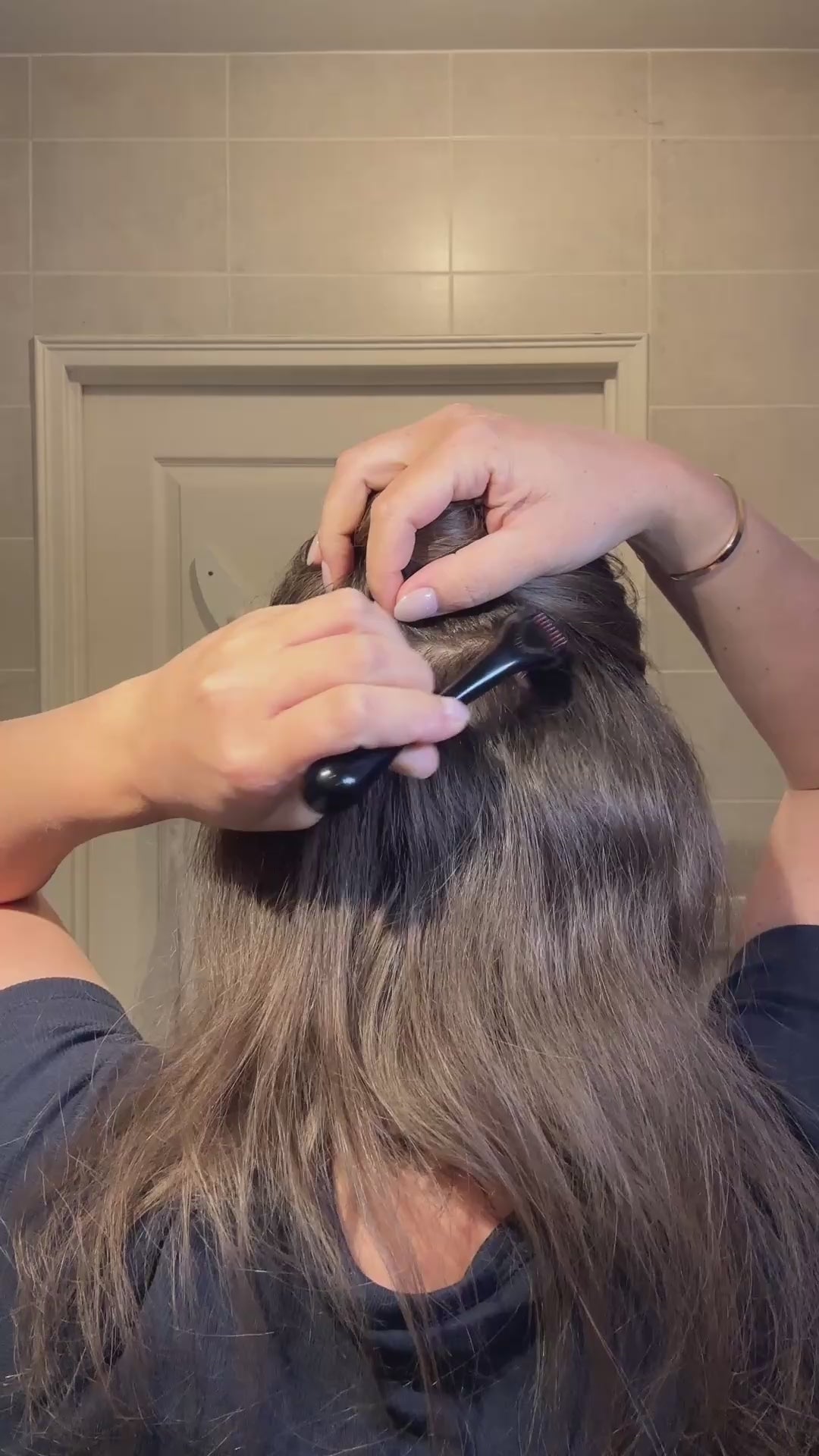 Geste pour stimuler la pousse des cheveux : video tutorial comment utiliser un dermaroller en titane aiguilles 0.5 mm de la marque Densly