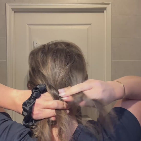 video montrant une coiffure protectrice pour cheveux fins avec un chouchou en satin de la marque DENSLY