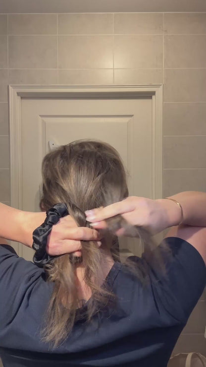 video montrant une coiffure protectrice pour cheveux fins avec un chouchou en satin de la marque DENSLY