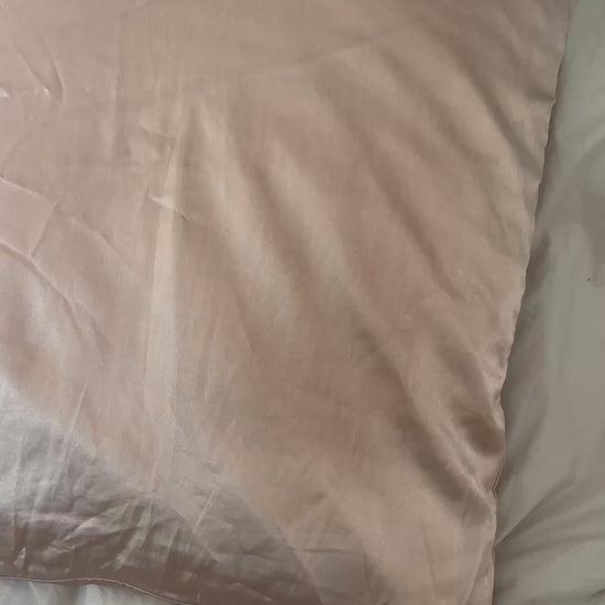 Video montrant la taie d'oreiller DENSLY en satin doux pour les cheveux et anti casse.