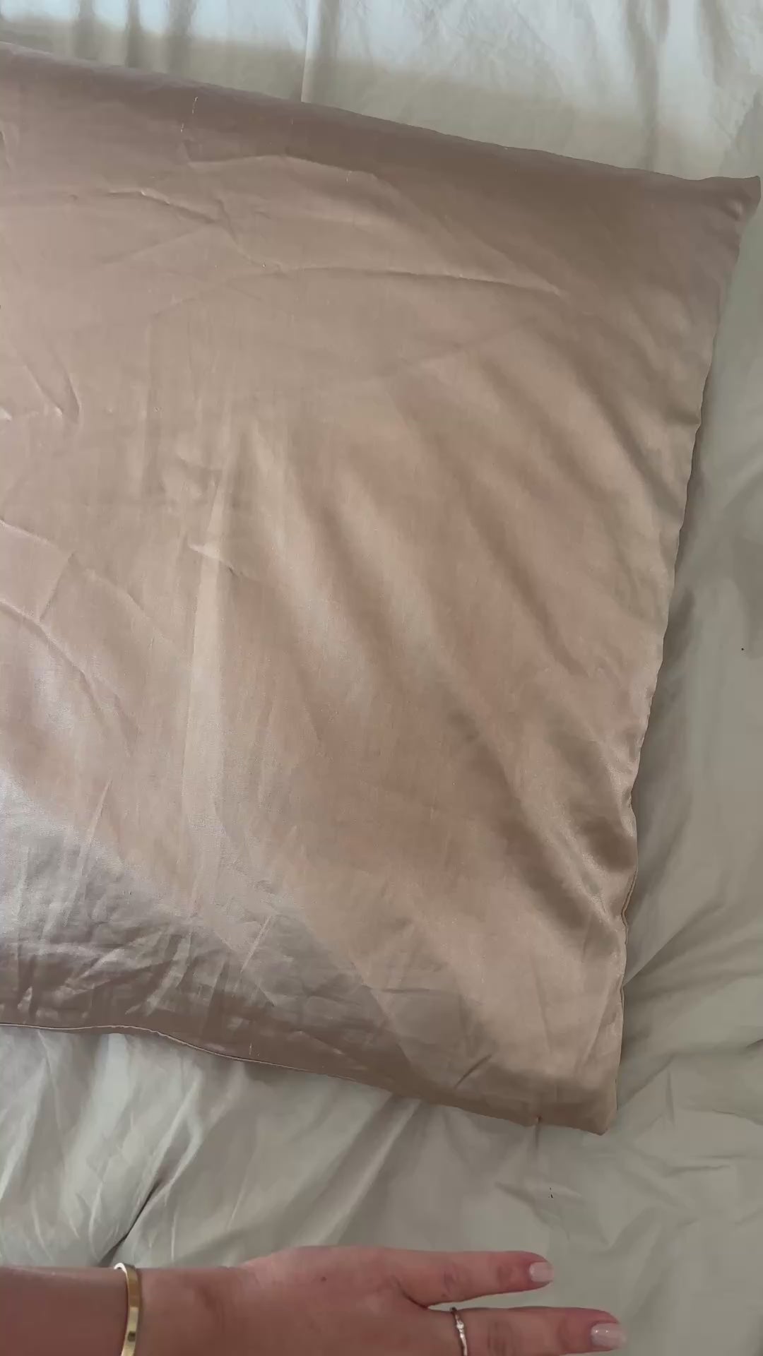 Video montrant la taie d'oreiller DENSLY en satin doux pour les cheveux et anti casse.